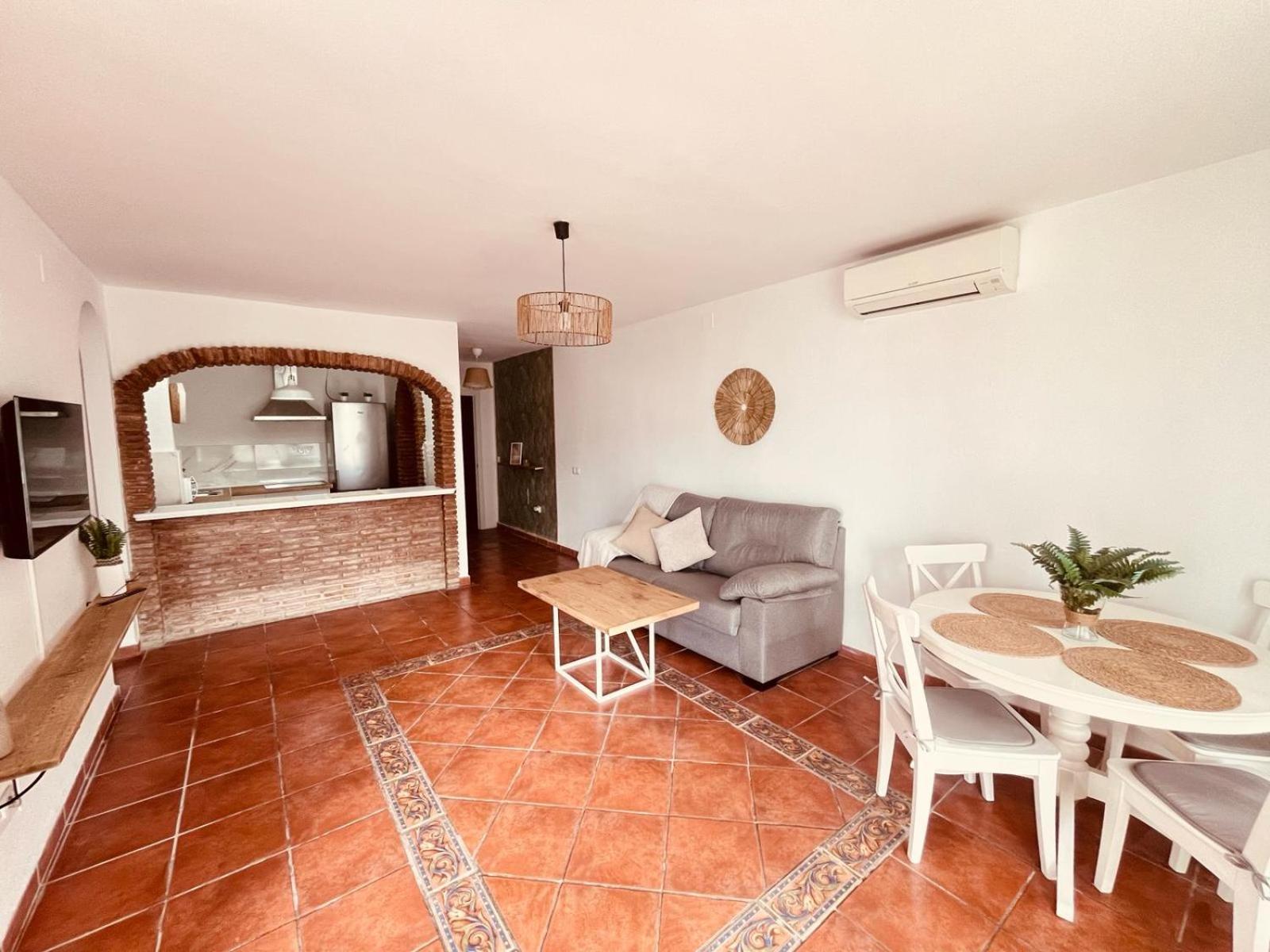Apartamento Pueblo Evita Apartment เบนัลมาเดนา ภายนอก รูปภาพ